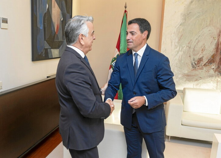 Saludo entre Pradales y De Andrés al inicio de su reunión.