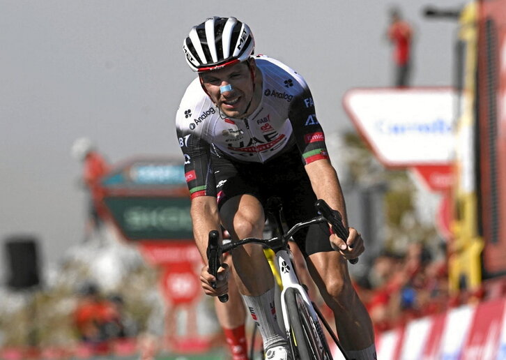 Aunque no soltó a Vingegaard, Almeida hizo una gran ascensión al Angliru.