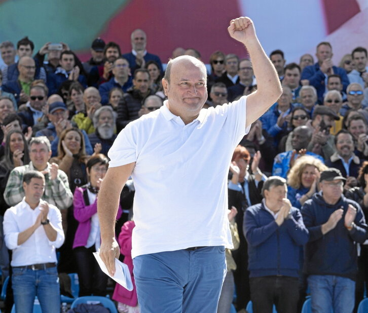 Andoni Ortuzar, saluda a los asistentes en el Alderdi Eguna de 2024.