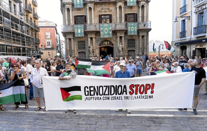 Emakume batzuk lapikoak jotzen Donostian.