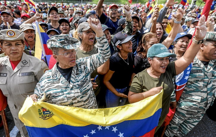Miembros de la Milicia Nacional Bolivariana y partidarios de Nicolás Maduro, en un acto en Caracas el miércoles.