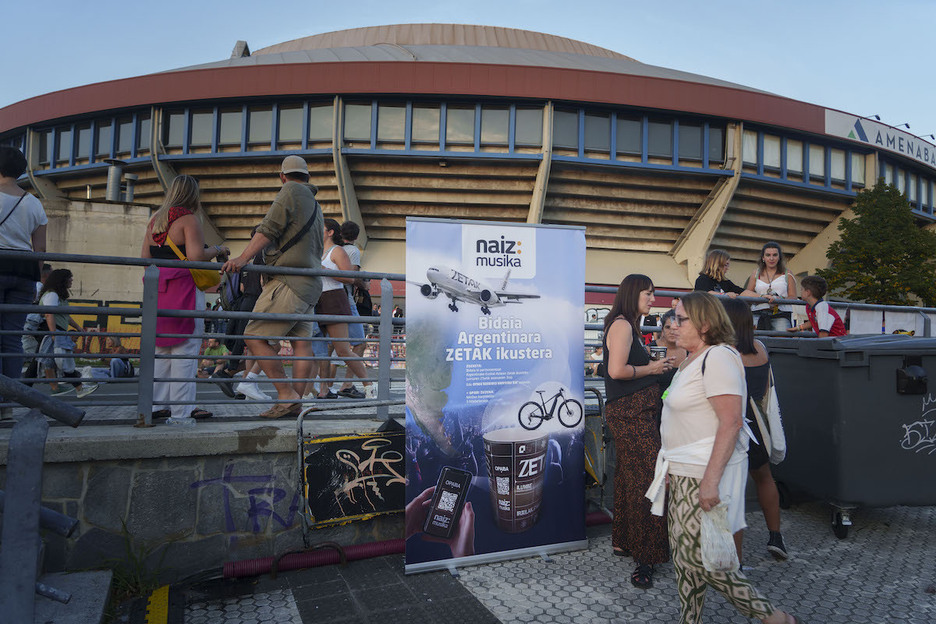 Ilunbeko kanpoaldean, ZETAK taldeak Argentinan emango duen kontzertuaren NAIZen kartelaren ondoan.