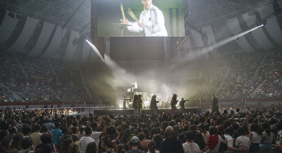 Kontzertuaren eszena orokorra, Pello Reparaz baterian dela.