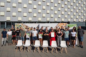 Bertsolariak, antolatzaileak eta Euskarabideako zuzendaria, NBT25en aurkezpenean.