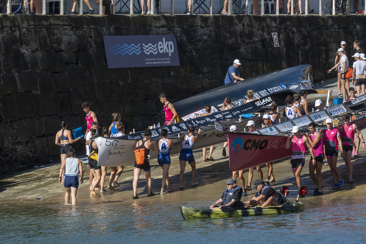 Arraunlariak eta traineruak, larunbat honetan Donostiako kaian, Kontxako lehen jardunaldia aurretik entrenatzen.