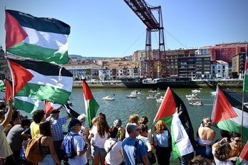 Portugaleteko zubi azpitik igarotzen.