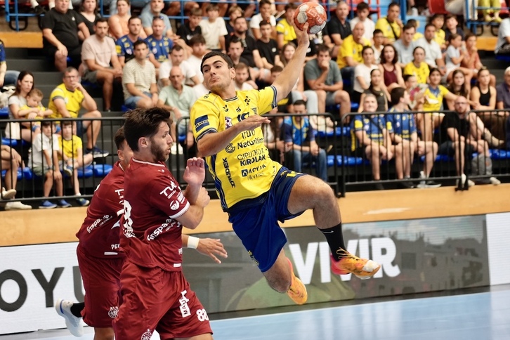 Julen Mujika se eleva ante la defensa del Braga en la ida disputada en Artaleku.