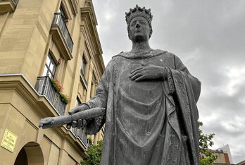 Estatua de Carlos III en el arranque de la avenida de Iruñea que lleva su nombre. A la derecha, sepulcro del rey navarro y Leonor de Trastámara en la catedral de Iruñea.