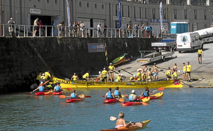Orio, gizonetan faboritoa dena, atzo, Donostiako kaian, Kontxako lehen jardunaldiaren aurretik entrenatzen.