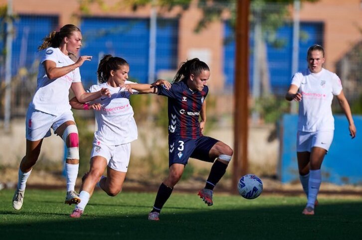 Garazi protege el balón ante Esther en el partido de Liga F entre Madrid CFF y Eibar disputado en Fuenlabrada.