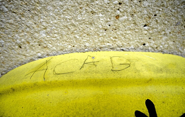 La pintada con rotulador realizada en un contenedor de pilas de Azpeitia.