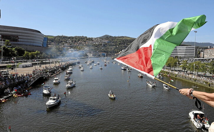 Itsasmuseum-era, atera eta ordu eta erdiren buruan hasi ziren ontziak iristen.