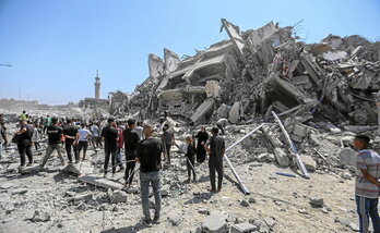 Restos de la torre Mushtawa, destruida el viernes por un bombardeo israelí en Ciudad de Gaza.