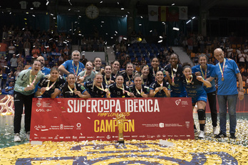 Jugadoras y técnicos celebran la tercera Supercopa Ibérica.