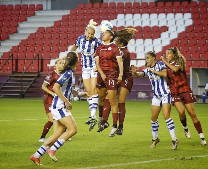 Cahynova remata un corner en el partido de Liga F entre DUX Logroño y Real disputado en Las Gaunas.
