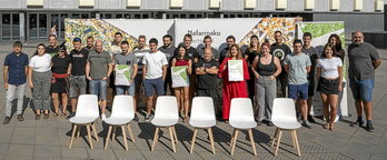 Bertsolariak, antolatzaileak eta Euskarabideako zuzendaria, NBT25en aurkezpenean.