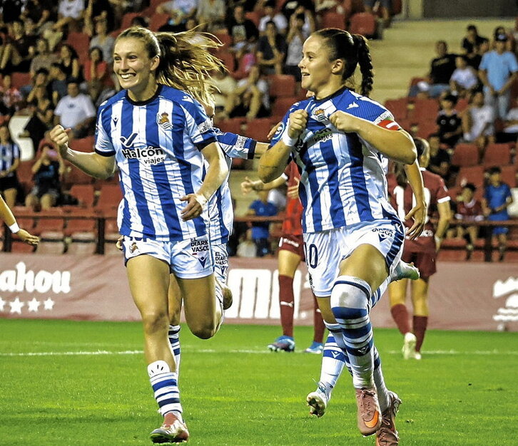 Eizagirre celebra el gol junto a Arola señalando el escudo.
