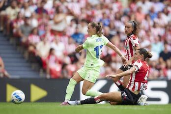 Bibi no consigue evitar el remate de Pajor, que ha firmado un hat-trick.