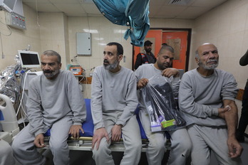 Presos palestinos liberados en abril pasado son examinados en el hospital A-Aqsa de Dair El-Balah.