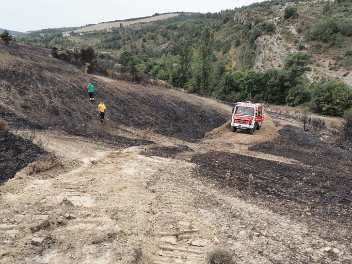 Imagen aérea de las llamas sobre los pinares de Urraulgoiti.
