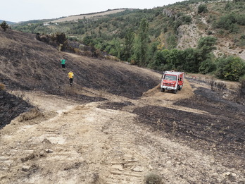 Los servicios de emergencias continúan trabajando en zonas calcinadas en Urraulgoiti.