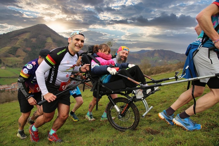 «Zure irrifarra, gure indarra» elkarteko Jakes Lopez, Erin Altzelai (orgatxoan) eta Endika Altzelai, Urretxu-Zumarragako UZ Trail lasterketan.