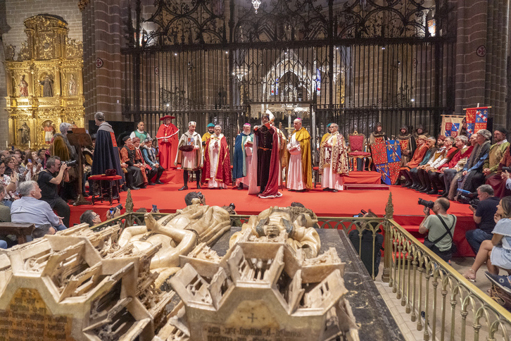 Representación de la coronación de Carlos III, frente a la tumba del soberano en la catedral.
