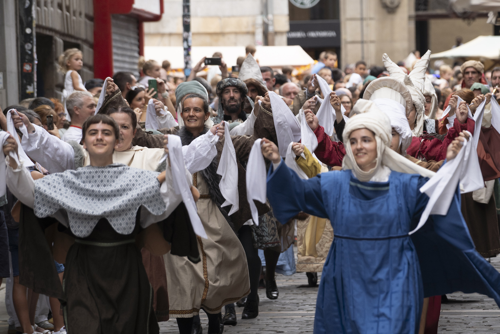 Personajes de la corte toman parte del desfile medieval que ha precidido a la coronación. (Iñigo URIZ | FOKU)