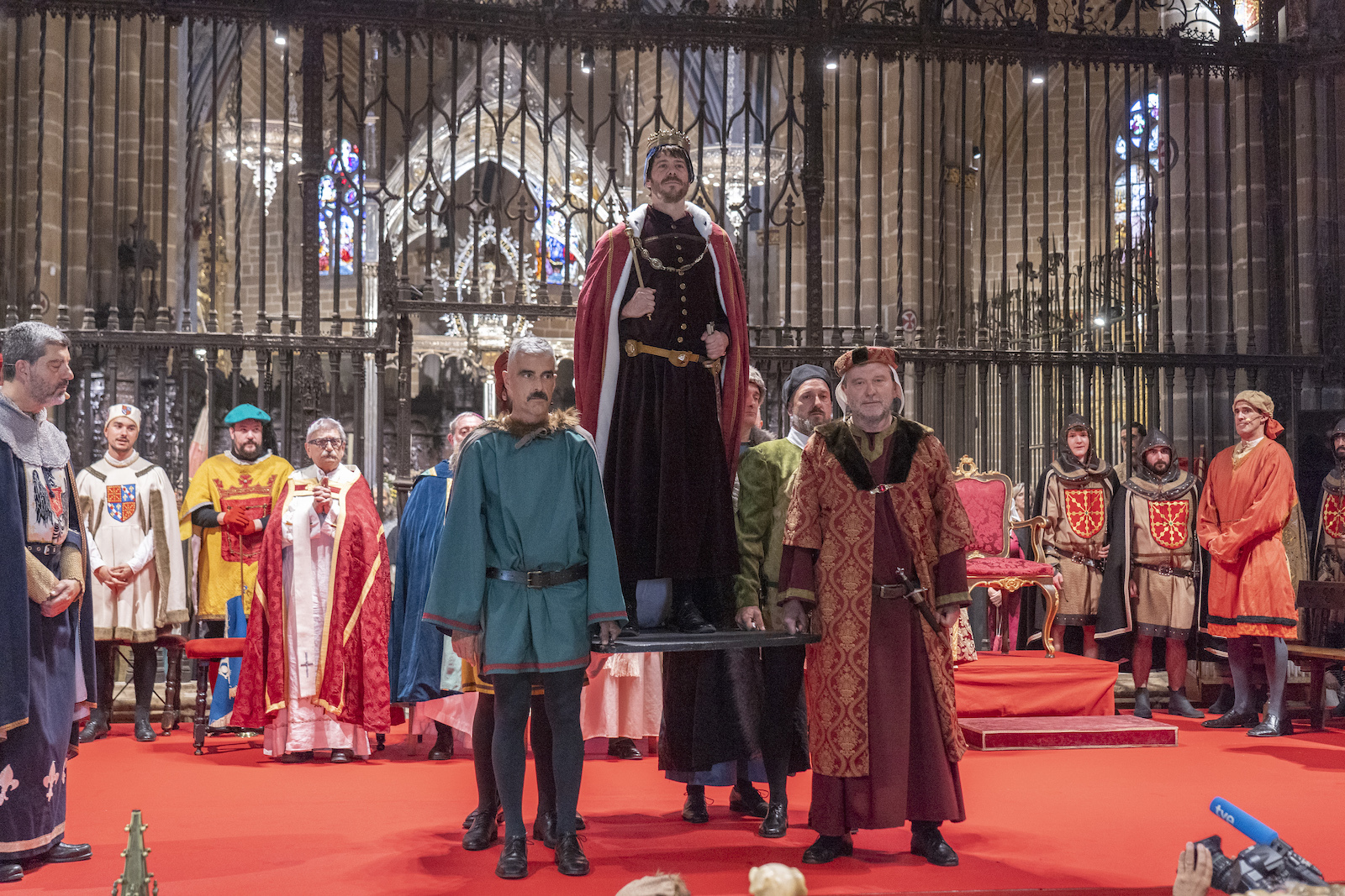 El «rey Carlos III» siendo coronado sobe el pavés, como dicta la tradición. (Iñigo URIZ | FOKU)