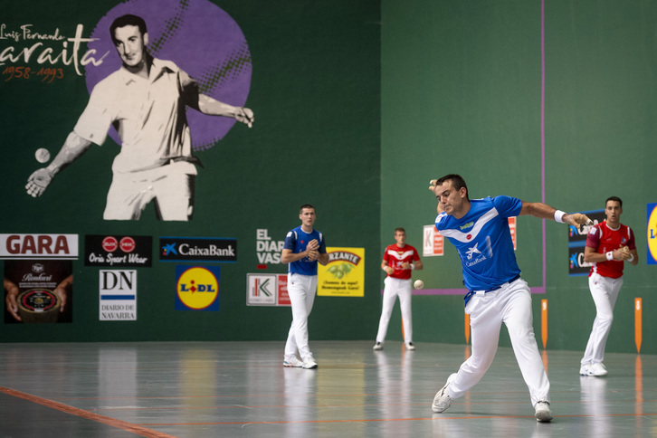 Larrazabal sakean, Rezusta, Zabala eta Mariezkurrena II.a atzean dituela.