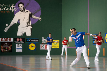 Larrazabal sakean, Rezusta, Zabala eta Mariezkurrena II.a atzean dituela.