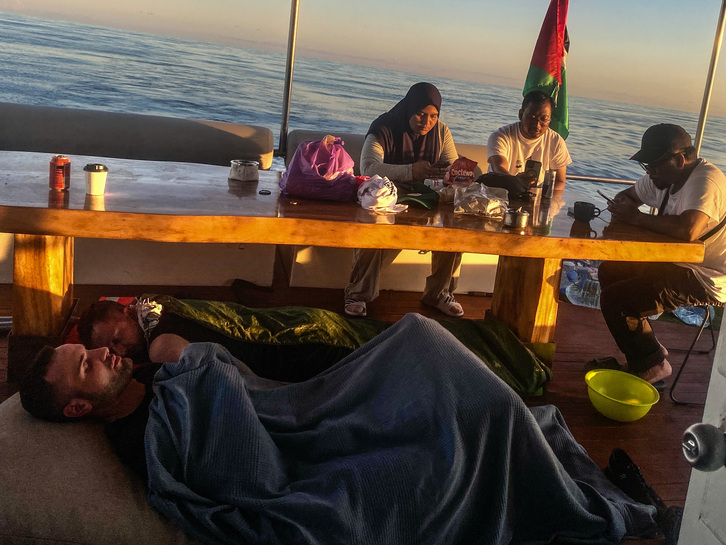 Voluntarios de la flotilla, antes de su llegada a Túnez.