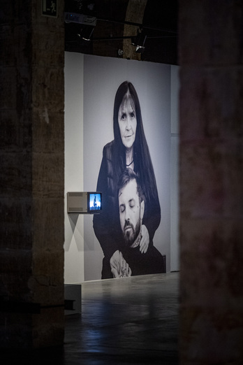 Abel Azcona eta bere ama biologikoa