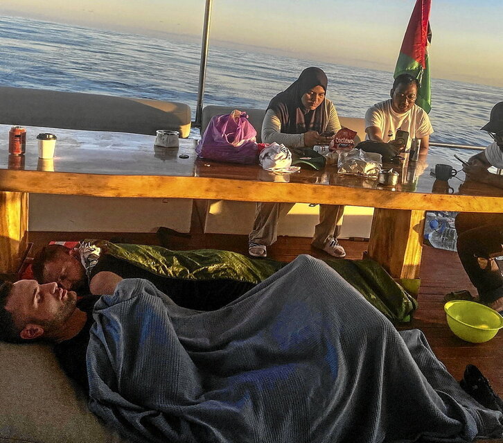 Voluntarios de la flotilla, antes de su llegada a Túnez.