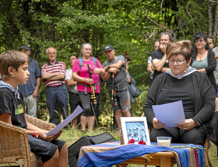 Momento en el que la nieta de un fallecido explica al niño qué sucedió.