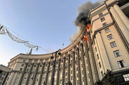 Fuego en los pisos superiores del edificio sede del Gobierno ucraniano