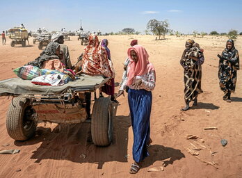 Sudango errefuxiatuak Txadeko muga igarotzen, uztailean hartutako argazkian. 3,8 miloi herritarrek egin behar izan dute alde 2023tik, NBEren arabera.