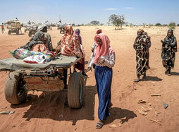 Sudango errefuxiatuak Txadeko muga igarotzen, uztailean hartutako argazkian. 3,8 miloi herritarrek egin behar izan dute alde 2023tik, NBEren arabera.