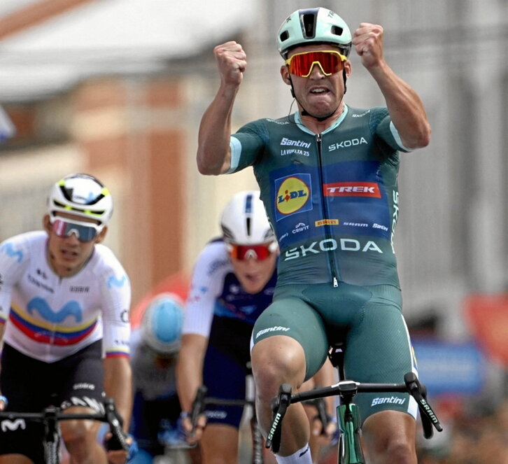 Mads Pedersen hace su entrada en meta.