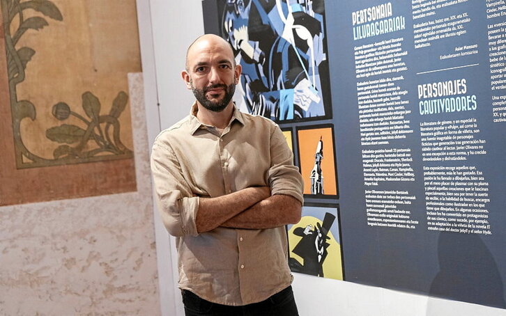 Un técnico ultima los detalles de una de las exposiciones ubicadas en el palacio Condestable.