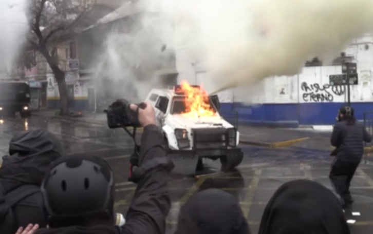 Los Carabineros han cargado contra los manifestantes.