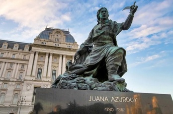 Juana Asurdui borrokalari nekaezina izan zen bizitza guztian, dena Amerikako herrien askatasunaren alde eman zuena. Irudian, bere aldeko oroigarria, Buenos Aires-en.