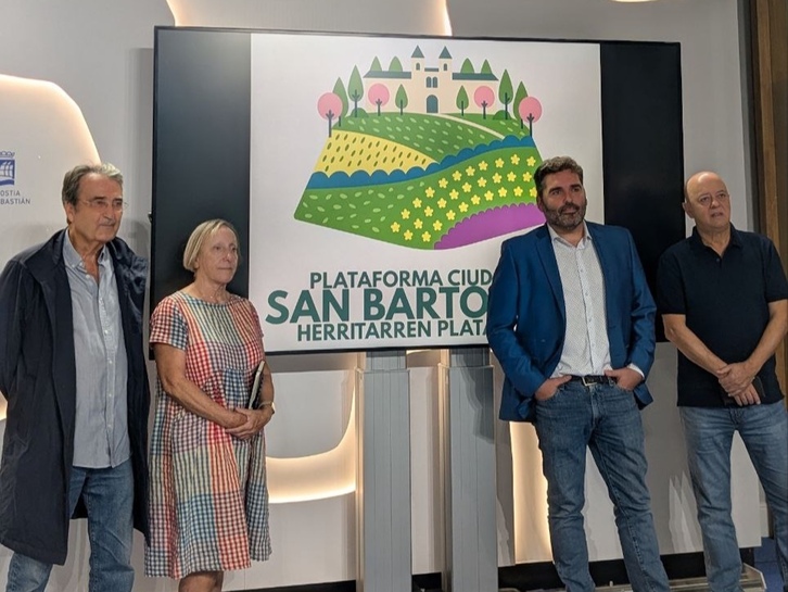 Jorge Letamendia, Elena Martínez de Murgia, Víctor Lasa y Odón Elorza, en la rueda de prensa de esta mañana.