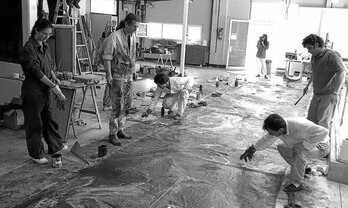 Arriba, a la izquierda, Arteleku (Donostia). A la derecha, reunión del colectivo X-Planet en su sede (Bilbo, 1991). Junto a estas líneas, Performance Contagiar-Contaminar 3. Llovía el día que murió Beatriz Silva en Las Chamas. (Bilbo, 1993).