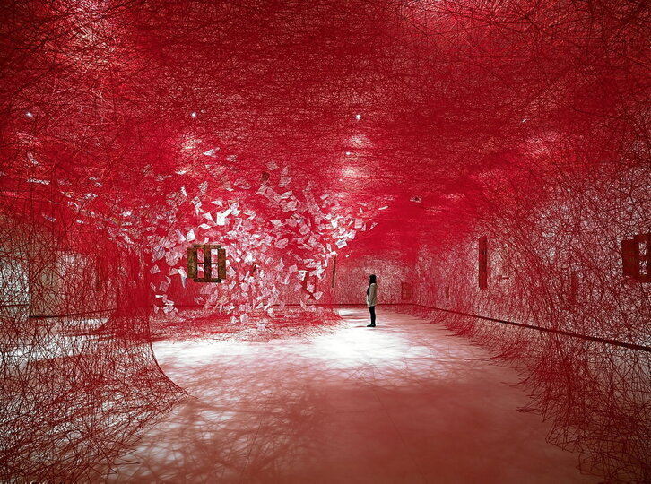 «My House is your house» es el título de la  exposición que repasa la obra de Chiharu Shiota y se puede ver en la Alhóndiga de Bilbo hasta finales de septiembre.