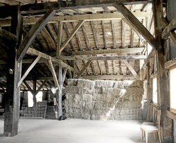 Erakusketak baserria eta haren iragana, oraina eta etorkizuna islatzen ditu.