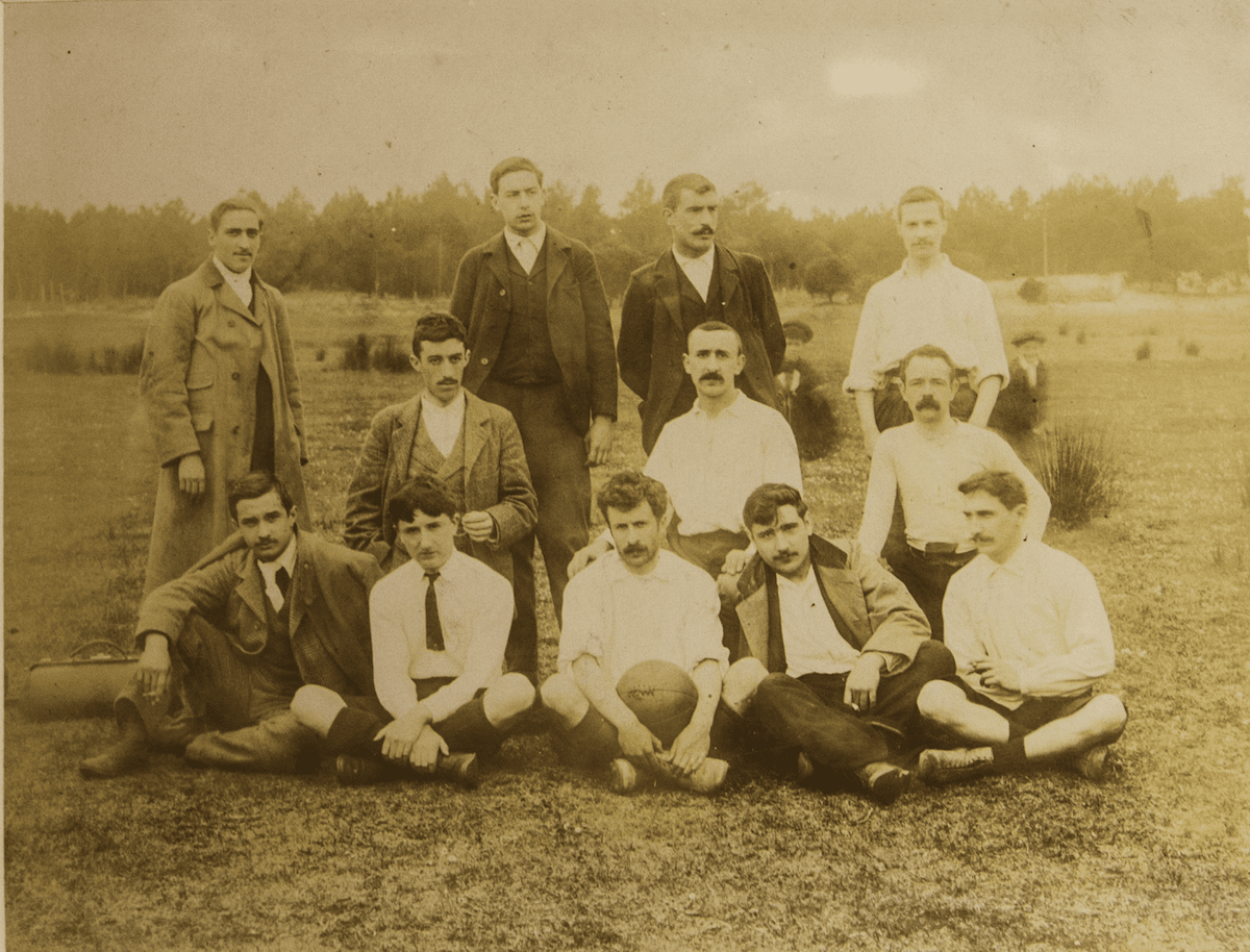 Una de las primeras formaciones del Athletic en Lamiako en 1901. (LEIOAKO UDALA)