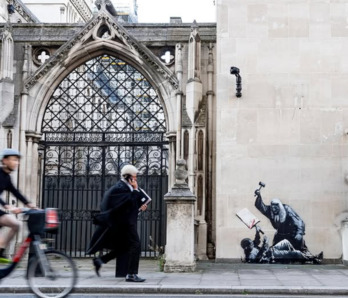 El grafiti, en la principal sede judicial británica, antes de ser borrada.