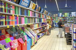 Material escolar en un hipermercado del Grupo Eroski.