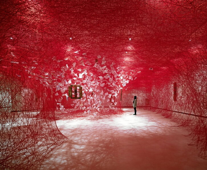 Abel Azcona eta bere ama biologikoa. Erakusketa bukatu aurretik, bisita gidatuak eta tailerrak egingo ditu iruindar artistak.